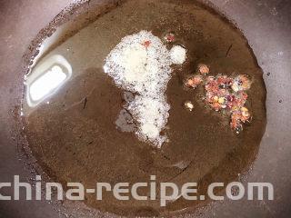 香菇焖鸡,锅中倒入油，加热至五成热，放入白糖、花椒煸香。