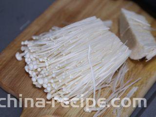 豆皮金针菇卷,金针菇切去根部不要