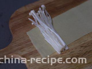 豆皮金针菇卷,取一片，放上适量金针菇