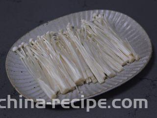 豆皮金针菇卷,捞出沥干水分
