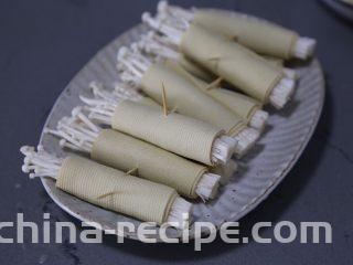 豆皮金针菇卷,将串好的豆皮金针菇摆入盘中待用