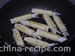 豆皮金针菇卷,煎至一面焦黄再煎另外一面