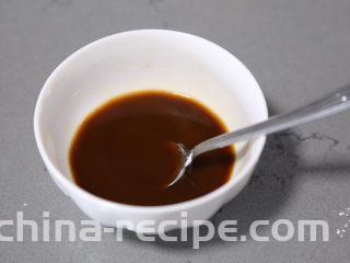 豆皮金针菇卷,碗里加入酱油、香醋、蚝油、白糖、盐、淀粉、水调匀待用