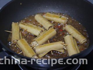 豆皮金针菇卷,放入豆皮金针菇，大火煮开后盖上锅盖，小火煮约5、6分钟