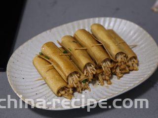 豆皮金针菇卷,盛入盘中摆好