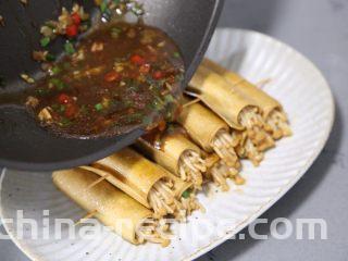 豆皮金针菇卷,再淋上酱汁即可