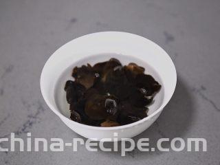 黄瓜拌腐竹,木耳也提前泡发