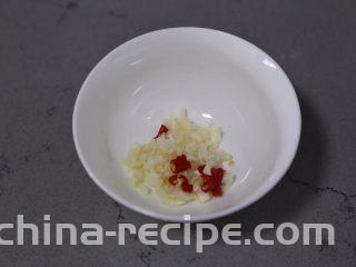 黄瓜拌腐竹,放入碗中