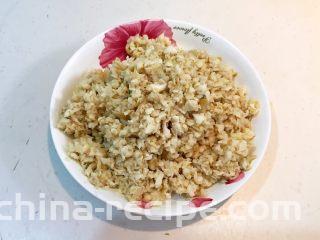 三鲜小馄饨,把黄蘑切成末