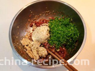 三鲜小馄饨,先在肉馅里加入葱姜末，蚝油，生抽，花椒粉，精盐和玉米油，顺着一个方向调匀，再加入黄蘑和麻椒