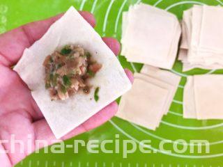 三鲜小馄饨,取一个面皮，加入1勺馅料