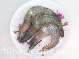 三鲜小馄饨,鲜虾剪去虾须和虾脚，挑出虾线，清洗干净，
在鲜虾上撒入2克精盐腌制5分钟