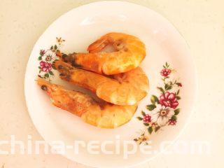 三鲜小馄饨,把煮熟的鲜虾捞出来