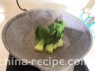 三鲜小馄饨,把油菜芯剪开，清洗干净，锅里加入冷水烧开后加入油菜，焯水1分钟