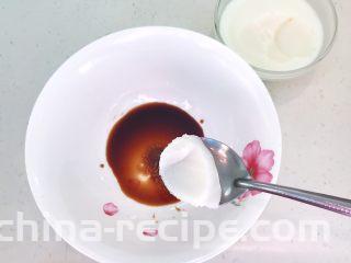 三鲜小馄饨,调制碗汁：在碗里加入1勺生抽，加入2克精，加入小半勺自制猪油（另有菜谱）