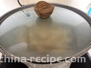 三鲜小馄饨,水烧开后加入馄饨，盖上锅盖，大火烧开