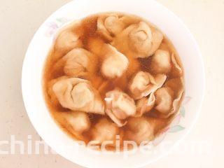 三鲜小馄饨,把煮熟的馄饨捞出来，放入调好的碗汁里