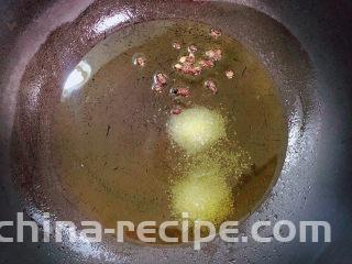 胡萝卜炖排骨,锅中倒入油，加热至五成热，加入白糖、花椒粒爆香。