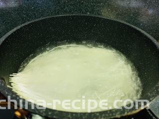 麻酱凉面,水烧开，加入挂面