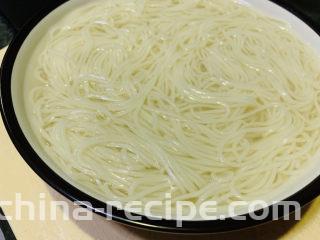 麻酱凉面,煮熟的挂面泡在凉白开水中