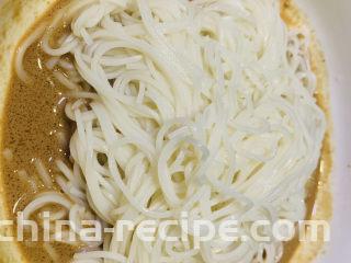 麻酱凉面,夹入面
