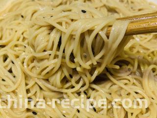 麻酱凉面,搅拌均匀酱料