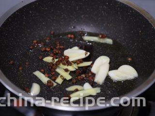 干锅麻辣鸡翅,锅子重新倒油，烧热后爆香姜蒜、花椒桂皮