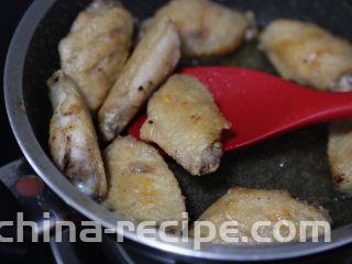 干锅麻辣鸡翅,将鸡翅煎熟煎透，煎至两面都呈焦黄色