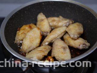 干锅麻辣鸡翅,接着放入鸡翅