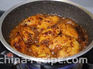 干锅麻辣鸡翅,加入一点点水，大火煮开