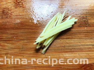 麻辣劲爆干煸牛肚,姜片切丝