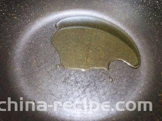 麻辣劲爆干煸牛肚,锅里加入稍多的植物油
