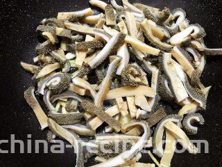 麻辣劲爆干煸牛肚,加入牛肚翻炒一下