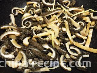 麻辣劲爆干煸牛肚,翻炒至牛肚边缘微焦发黄