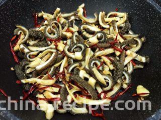 麻辣劲爆干煸牛肚,翻炒至辣椒丝变酥，花椒味飘出来