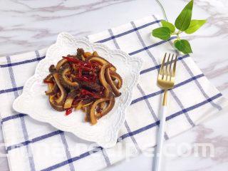 麻辣劲爆干煸牛肚,装盘