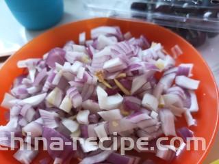 川味哨子面,洋葱切成丁。
