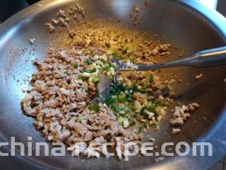 川味哨子面,加入油，放入葱姜蒜炒香。