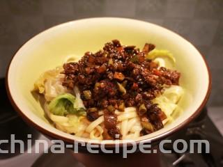 川味哨子面,面煮好之后放入青菜，再加入肉酱。一碗内容丰富的哨子面就做好了。