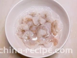 油菜炒虾仁,虾仁挑出虾线清洗干净备用