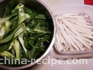 油菜炒虾仁,油菜清洗干净  白玉菇去根部 清洗干净