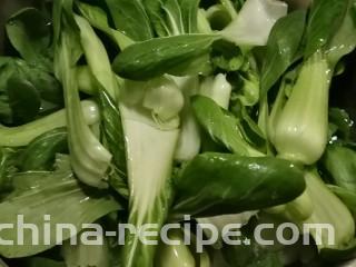 油菜炒虾仁,油菜用开水汆烫  水中加入一克盐  几滴食用油
汆熟捞出备用