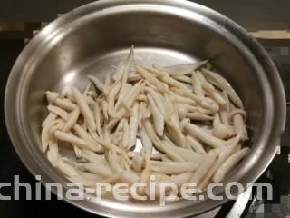 油菜炒虾仁,放入白玉菇翻炒