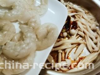 油菜炒虾仁,放入虾仁  快速翻炒