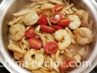 油菜炒虾仁,加盐调味 翻拌均匀 大火收汁 关火