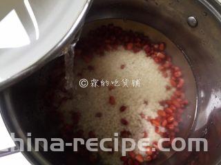 红豆小圆子糖粥,随后，把红豆和大米倒入锅中，再加入足量的水。