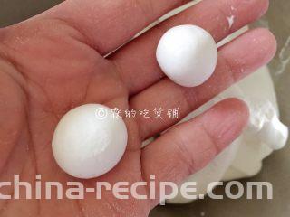 红豆小圆子糖粥,搓成一个一个小圆剂子。