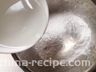红豆小圆子糖粥,熬粥的时候来做小圆子，当然，如果你嫌麻烦，直接买冷冻的也可以。温水，少量多次的加入糯米粉中。