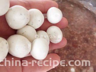 红豆小圆子糖粥,等粥熬得差不多的时候，就把小圆子放进去，继续小火慢慢的熬，直到圆子熟。