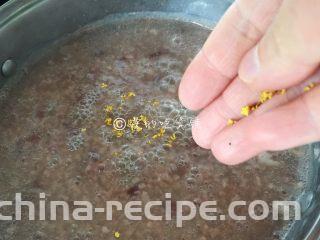 红豆小圆子糖粥,最后，再撒上一些桂花，关火。